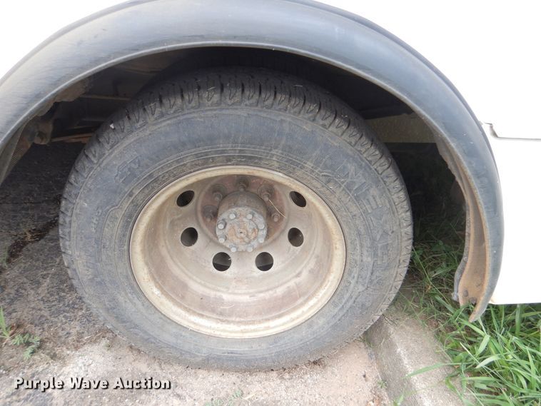 image for item DI0253 2006 Ford E350 Super Duty  shuttle bus