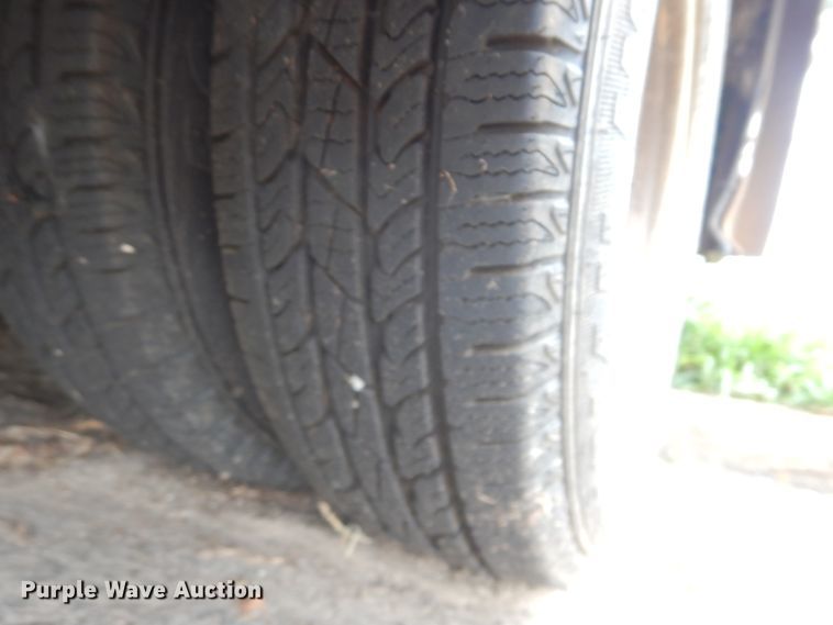 image for item DI0253 2006 Ford E350 Super Duty  shuttle bus