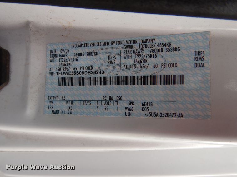 image for item DI0253 2006 Ford E350 Super Duty  shuttle bus