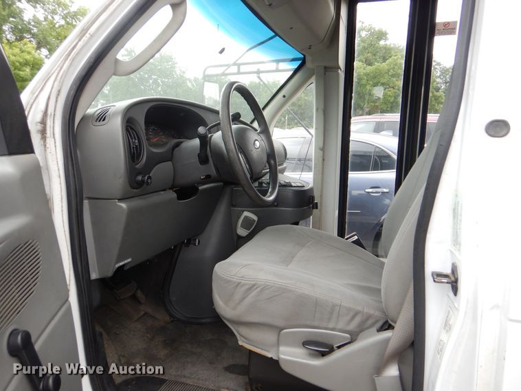 image for item DI0254 2007 Ford E450  shuttle bus
