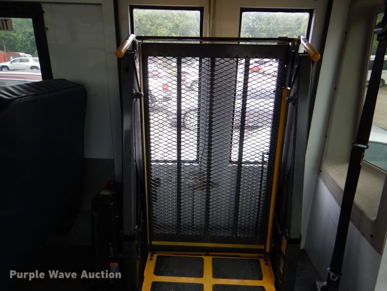 image for item DI0254 2007 Ford E450  shuttle bus