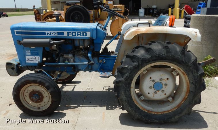 image for item DI5258 Ford F1700  tractor
