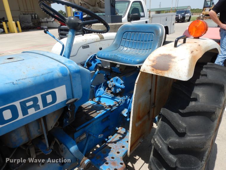 image for item DI5258 Ford F1700  tractor