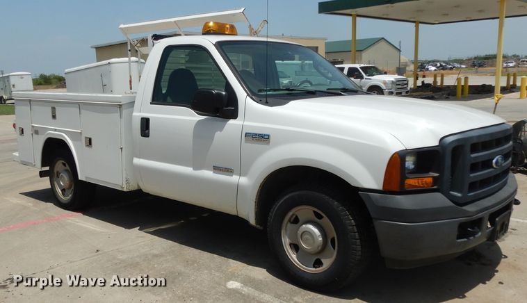 image for item DI5260 2007 Ford F250 Super Duty  utility bed pickup truck