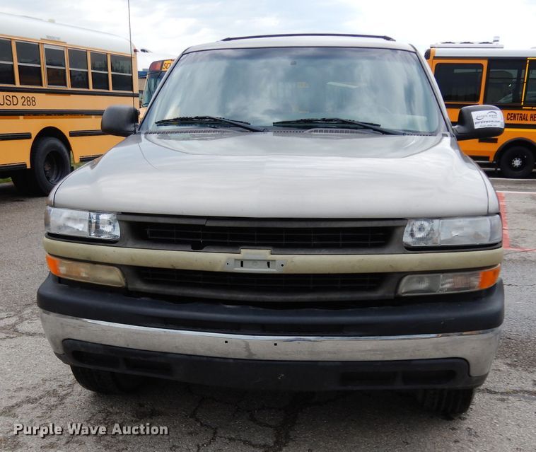 image for item DJ4305 2001 Chevrolet Suburban C1500  SUV