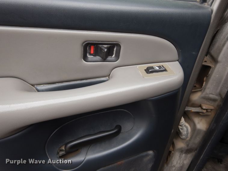 image for item DJ4305 2001 Chevrolet Suburban C1500  SUV