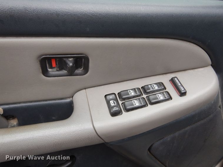 image for item DJ4305 2001 Chevrolet Suburban C1500  SUV