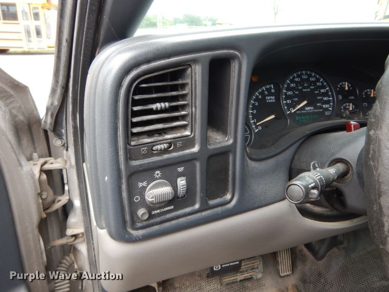 image for item DJ4305 2001 Chevrolet Suburban C1500  SUV