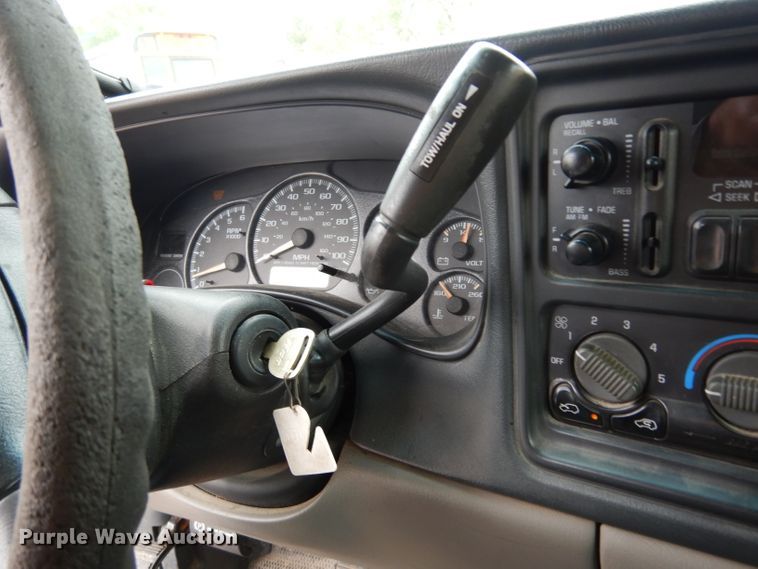 image for item DJ4305 2001 Chevrolet Suburban C1500  SUV