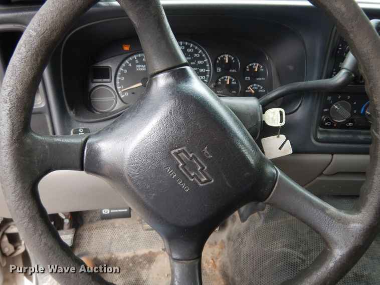 image for item DJ4305 2001 Chevrolet Suburban C1500  SUV