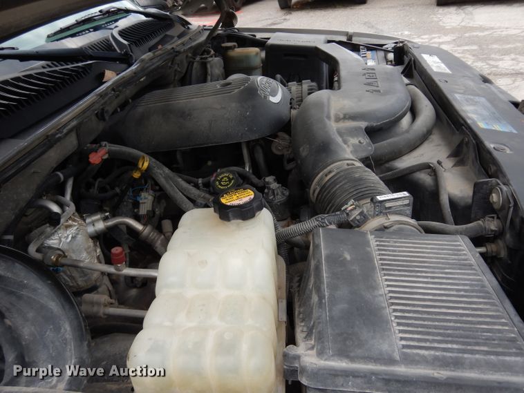 image for item DJ4305 2001 Chevrolet Suburban C1500  SUV