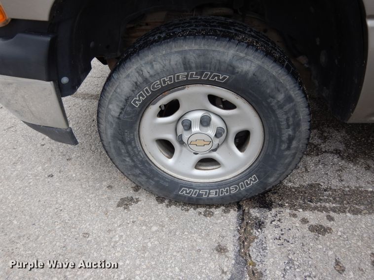 image for item DJ4305 2001 Chevrolet Suburban C1500  SUV