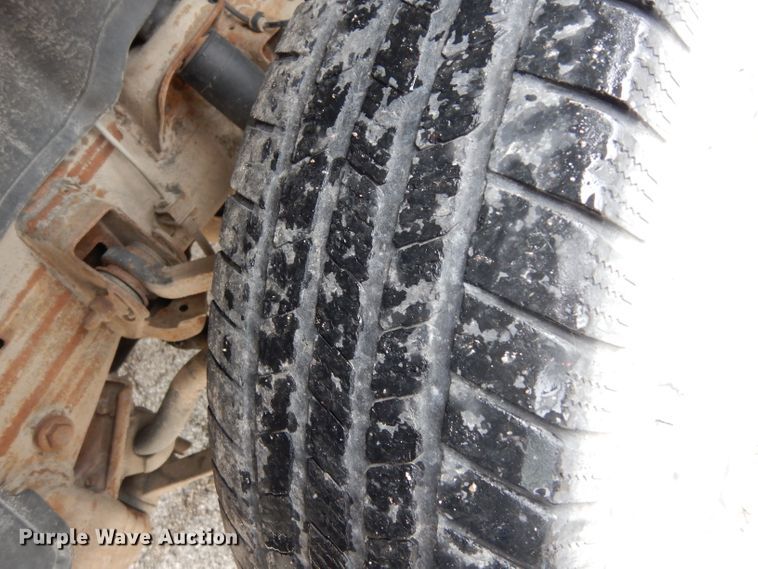 image for item DJ4305 2001 Chevrolet Suburban C1500  SUV