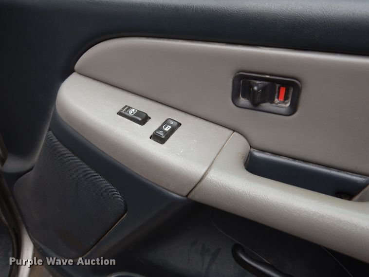 image for item DJ4305 2001 Chevrolet Suburban C1500  SUV