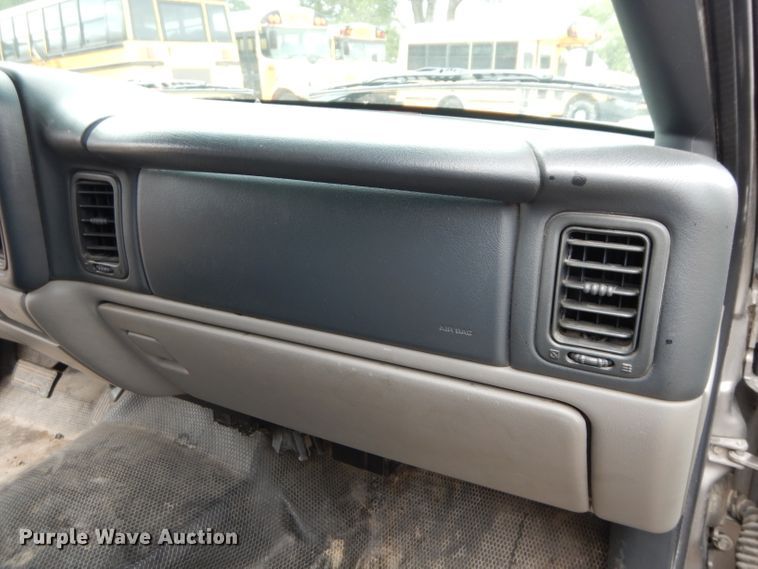 image for item DJ4305 2001 Chevrolet Suburban C1500  SUV