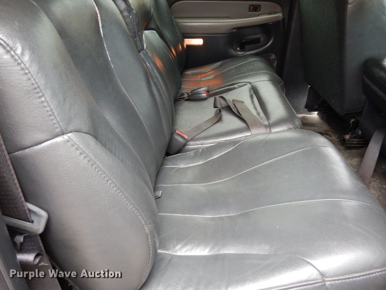 image for item DJ4305 2001 Chevrolet Suburban C1500  SUV