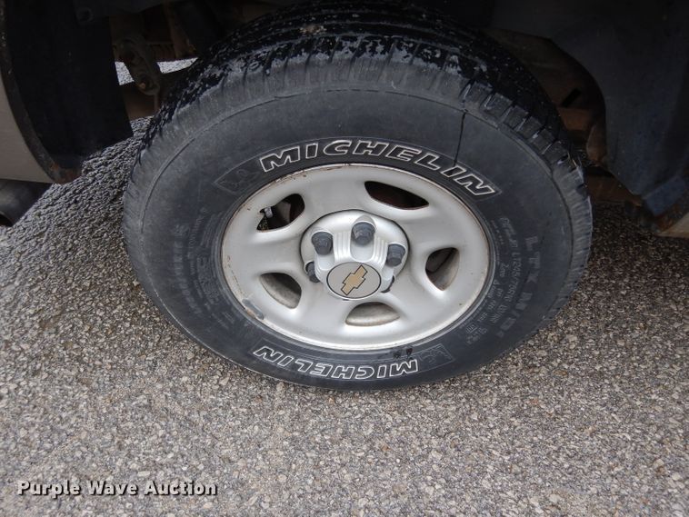 image for item DJ4305 2001 Chevrolet Suburban C1500  SUV