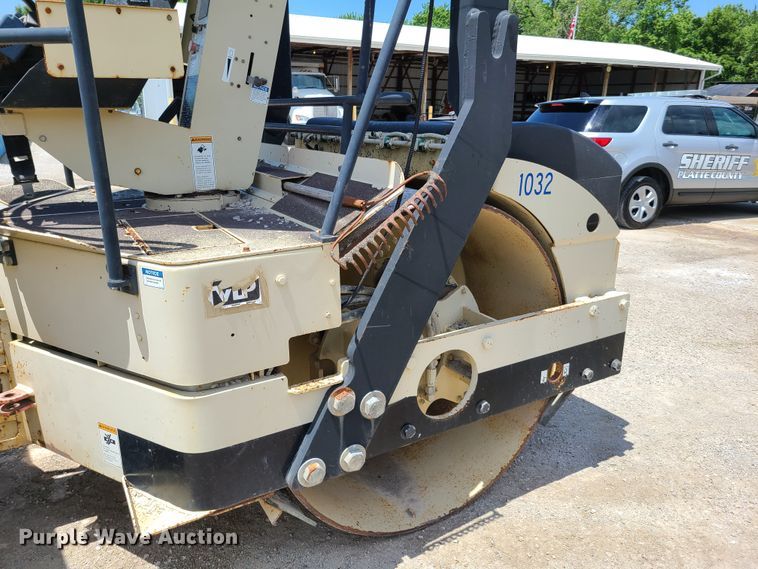 image for item EL9903 2002 Ingersoll Rand DD-90  vibratory double drum roller compactor