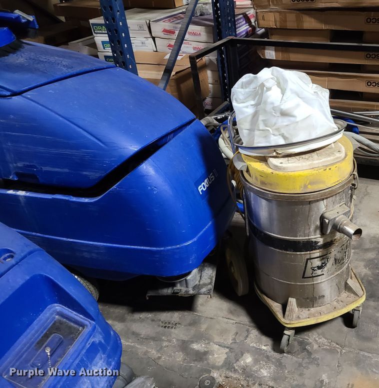 image for item GT9156 (4) floor scrubbers