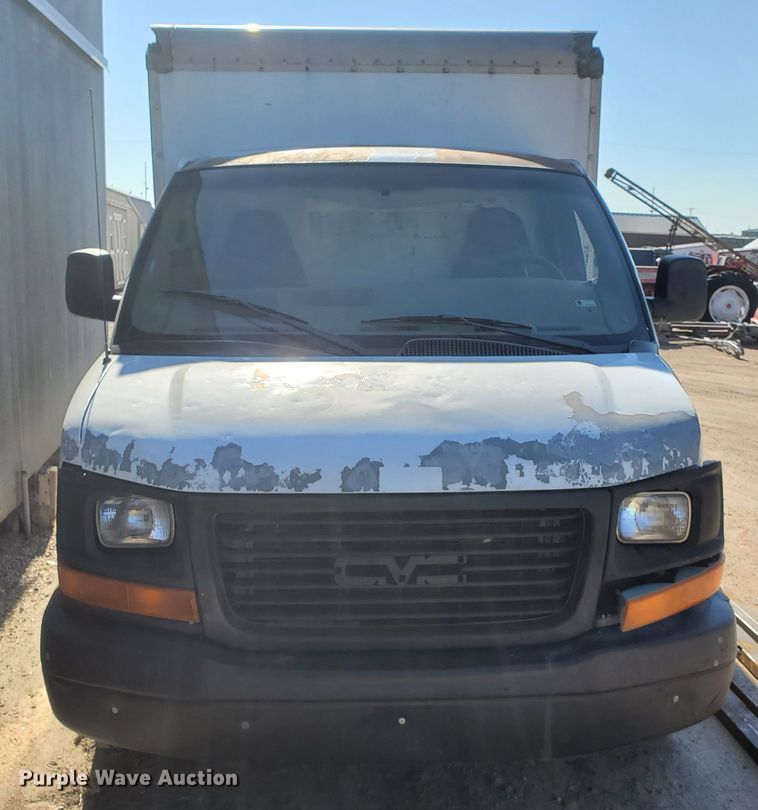 image for item HK9113 2004 GMC Savana G3500  box truck