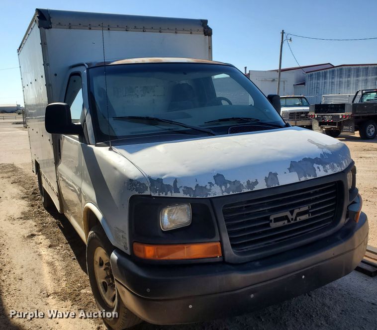 image for item HK9113 2004 GMC Savana G3500  box truck