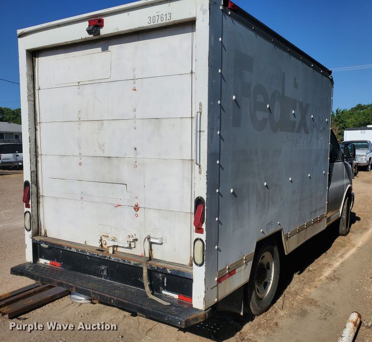 image for item HK9113 2004 GMC Savana G3500  box truck