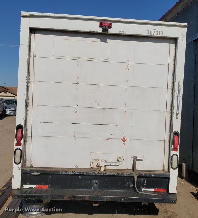 image for item HK9113 2004 GMC Savana G3500  box truck