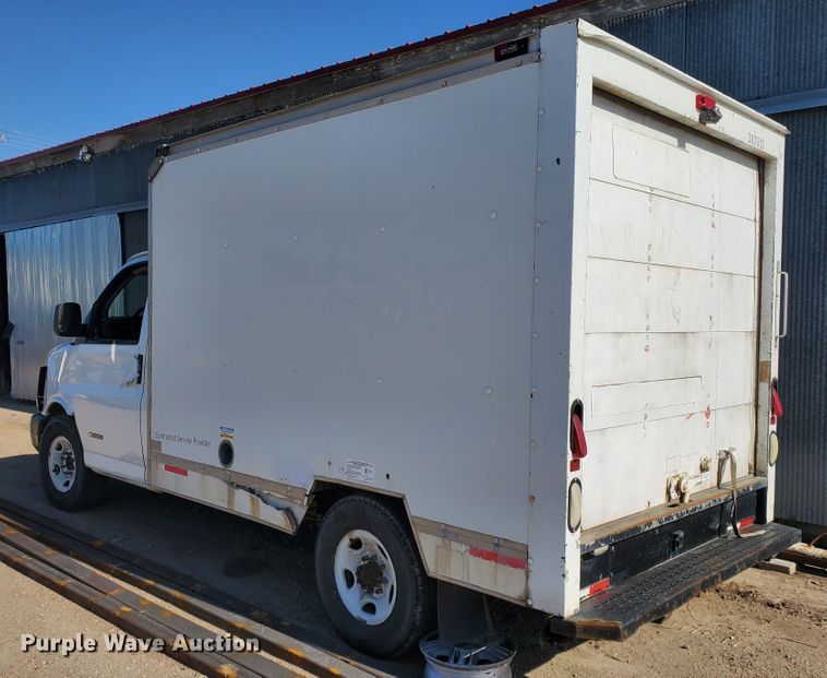 image for item HK9113 2004 GMC Savana G3500  box truck