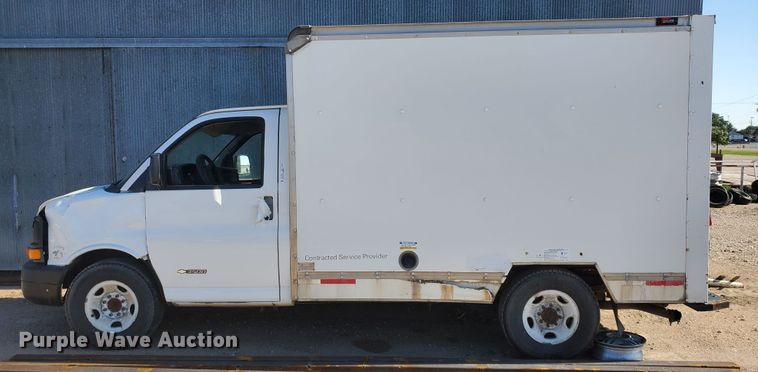 image for item HK9113 2004 GMC Savana G3500  box truck
