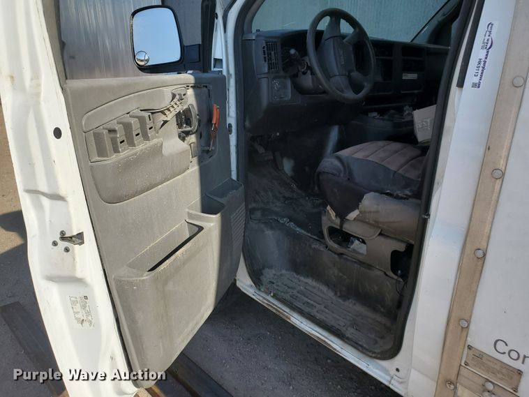 image for item HK9113 2004 GMC Savana G3500  box truck