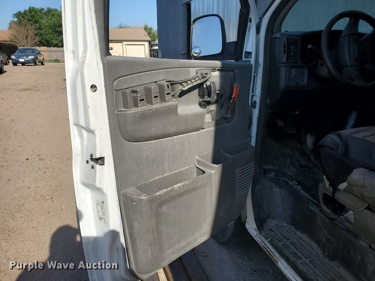 image for item HK9113 2004 GMC Savana G3500  box truck