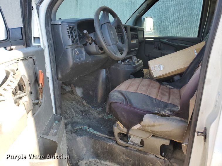 image for item HK9113 2004 GMC Savana G3500  box truck