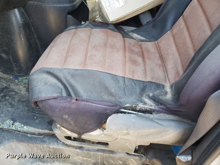 image for item HK9113 2004 GMC Savana G3500  box truck