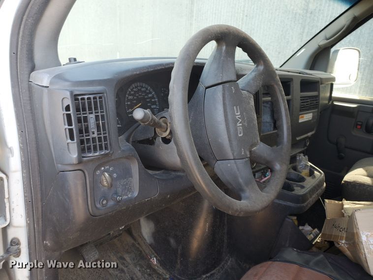 image for item HK9113 2004 GMC Savana G3500  box truck