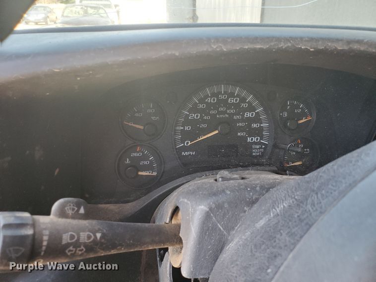 image for item HK9113 2004 GMC Savana G3500  box truck