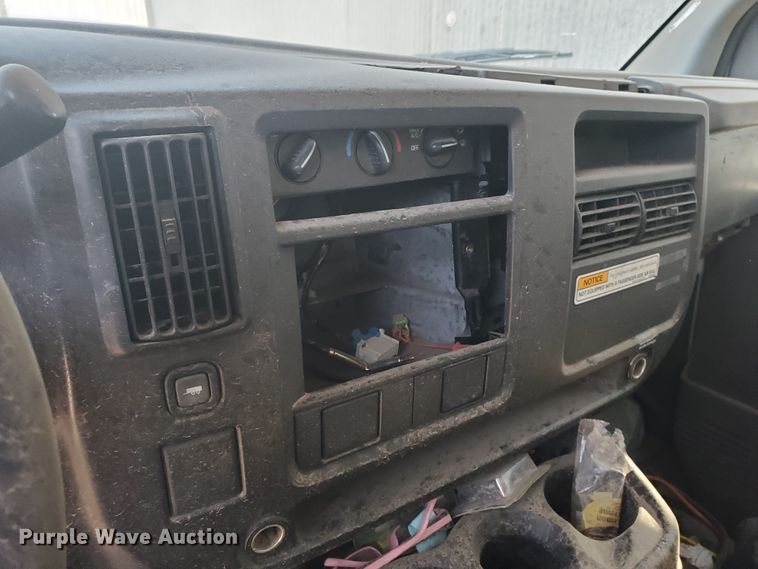 image for item HK9113 2004 GMC Savana G3500  box truck