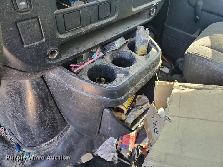 image for item HK9113 2004 GMC Savana G3500  box truck