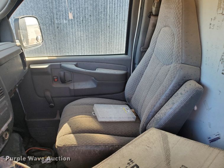 image for item HK9113 2004 GMC Savana G3500  box truck