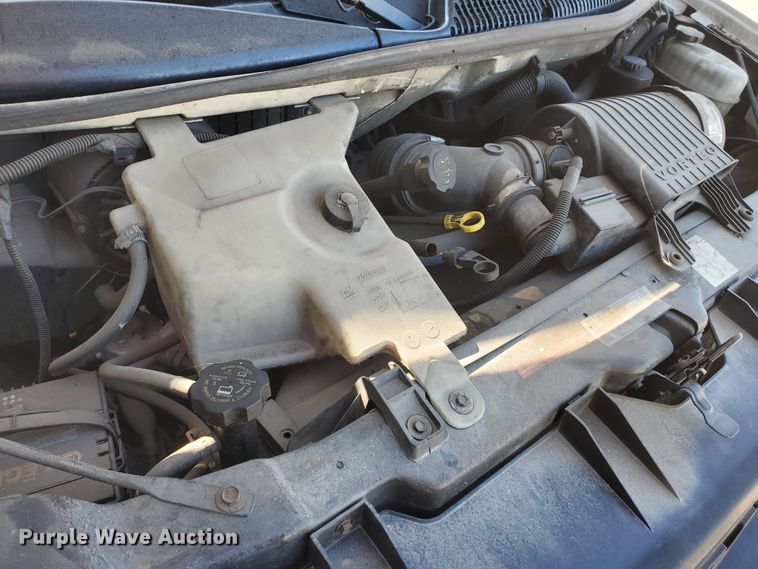 image for item HK9113 2004 GMC Savana G3500  box truck