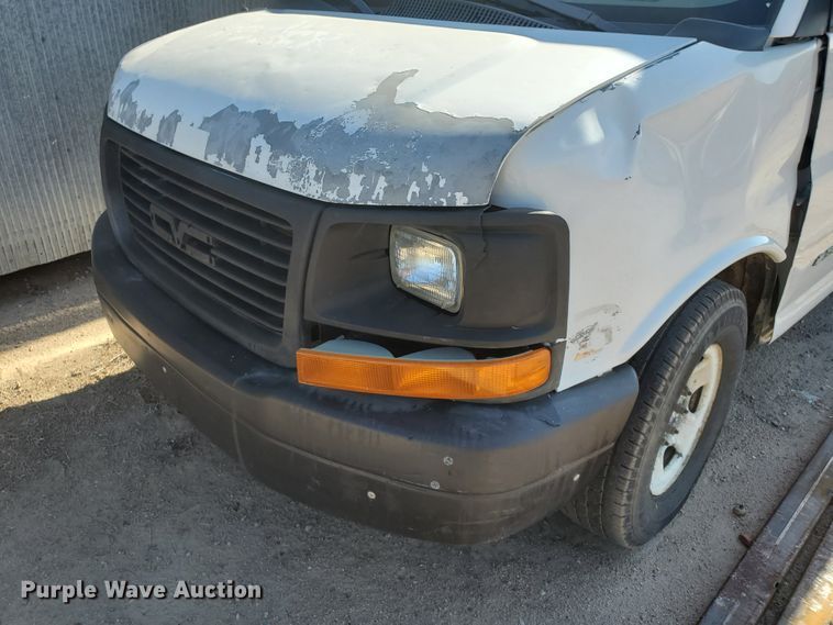 image for item HK9113 2004 GMC Savana G3500  box truck