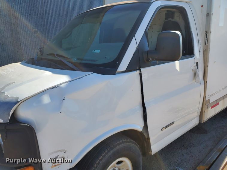 image for item HK9113 2004 GMC Savana G3500  box truck