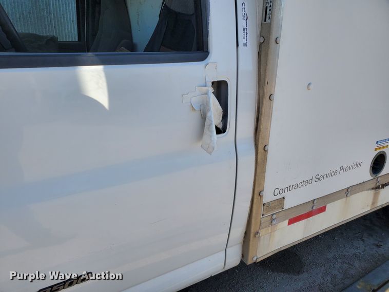 image for item HK9113 2004 GMC Savana G3500  box truck