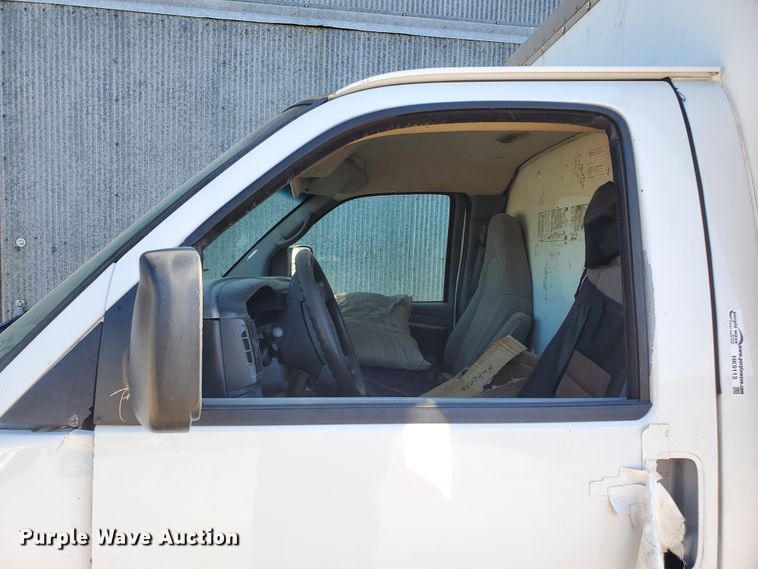 image for item HK9113 2004 GMC Savana G3500  box truck