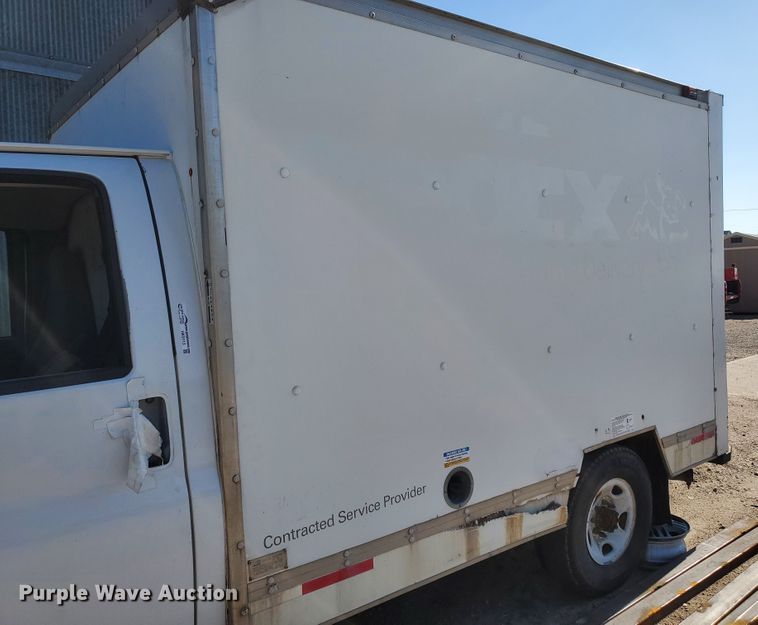 image for item HK9113 2004 GMC Savana G3500  box truck