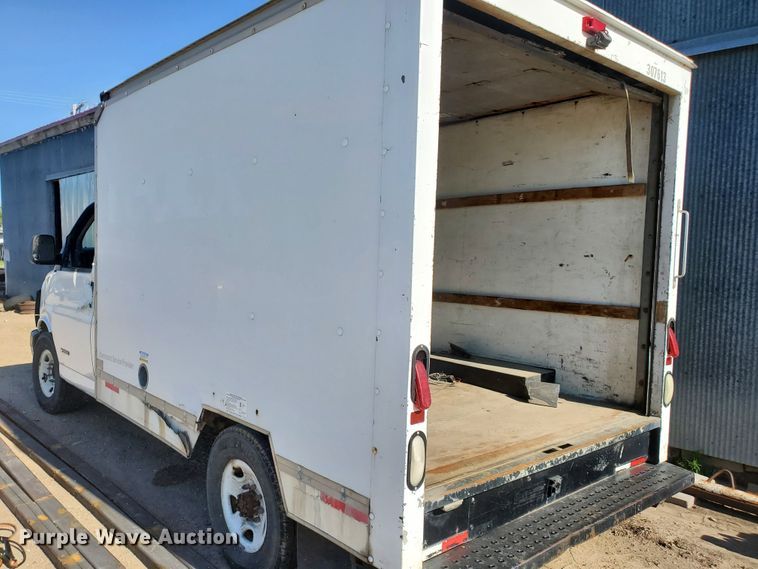 image for item HK9113 2004 GMC Savana G3500  box truck