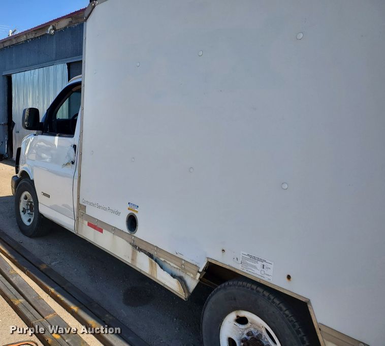 image for item HK9113 2004 GMC Savana G3500  box truck