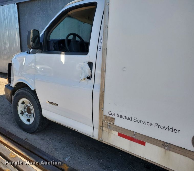 image for item HK9113 2004 GMC Savana G3500  box truck