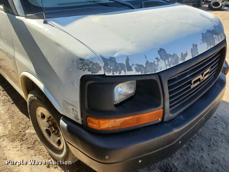 image for item HK9113 2004 GMC Savana G3500  box truck