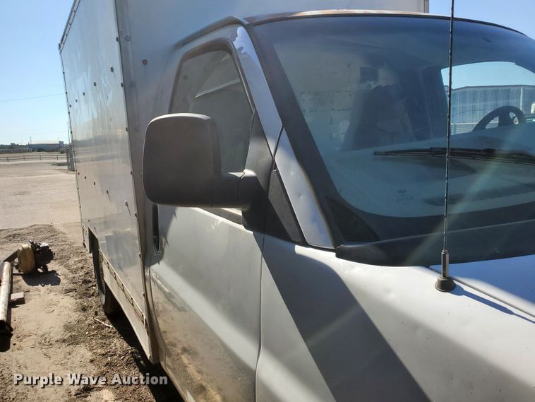 image for item HK9113 2004 GMC Savana G3500  box truck