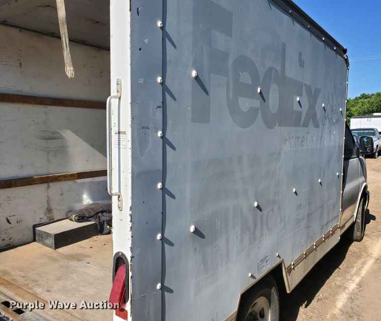 image for item HK9113 2004 GMC Savana G3500  box truck